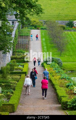 Perthshire, Schottland/UK - 25. Juni 2019: Besucher besichtigen die Gärten von Blair Castle, nahe dem Dorf Blair Atholl an einem bewölkten Tag. Stockfoto