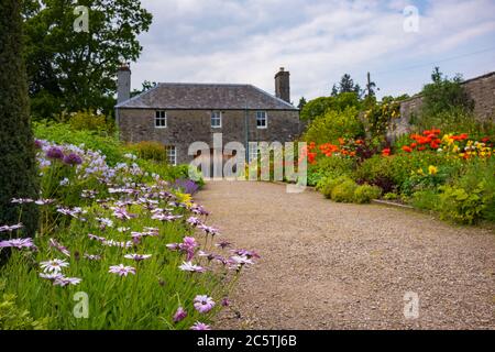 Perthshire, Schottland/UK - 25. Juni 2019: Besucher besichtigen die Gärten von Blair Castle, nahe dem Dorf Blair Atholl an einem bewölkten Tag. Stockfoto