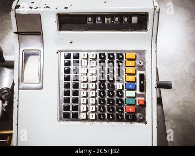 Foto einer alten sowjetischen Kasse mit Knöpfen und Zahlen und mit Farbe, die sich vom Alter abblättert Stockfoto