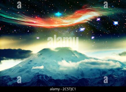 Magischer Raum Aurora Borealis über dem Berg Elbrus. Geheimnisvolle Phänomene in Bergen. Elemente dieses Bildes, die von der NASA eingerichtet wurden. Elemente dieses Bildes f Stockfoto