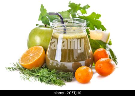 Frischer hausgemachter grüner Smoothie mit verschiedenen Früchten und Gemüse Stockfoto