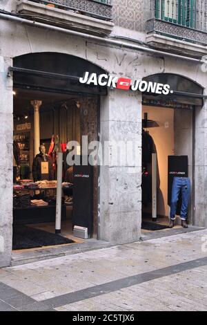 MADRID, Spanien - 21. OKTOBER 2012: Jack Jones Fashion Store in Madrid. Jack Jones ist Teil der Bestseller, Dänische Kleidung Firma, besitzt auch die Br Stockfoto