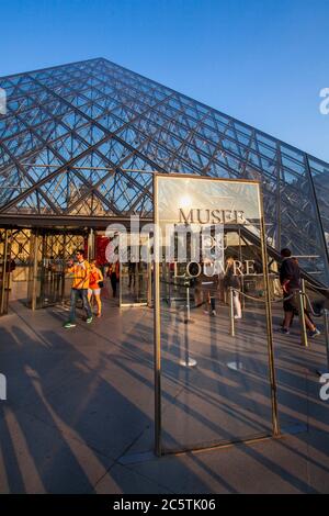 Das Louvre Museum Eingangsschild an der Glaspyramide, Paris Stockfoto