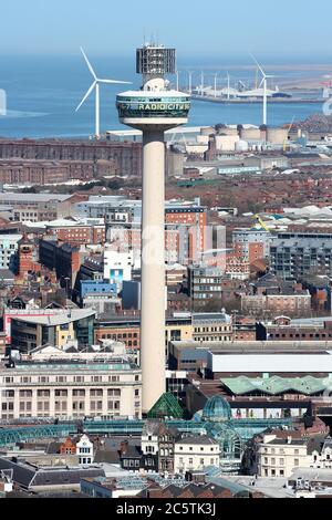 LIVERPOOL, Großbritannien - 20. APRIL 2013: Skyline von Liverpool mit Radio City Tower (auch bekannt als St. John's Beacon). Der Turm ist 148 m hoch. Stockfoto