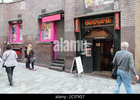 LIVERPOOL, Großbritannien - 20 April, 2013: die Menschen besuchen den Cavern Club in Liverpool, Großbritannien. Der Club ist bekannt als der erste Schauplatz die Beatles Konzert in Funktion Stockfoto