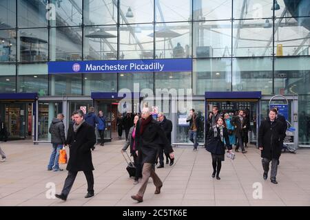 MANCHESTER, Großbritannien - 23 April, 2013: Reisende beeilen am Piccadilly Bahnhof in Manchester, UK. Mehr als 18 Millionen Passagieren der Station im Jahr 2012. Stockfoto