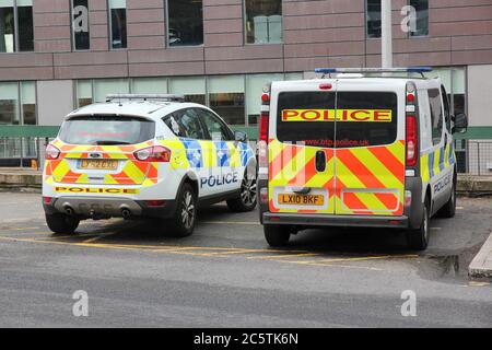 MANCHESTER, Großbritannien - 23. APRIL 2013: Fahrzeuge der britischen Polizei in Manchester, Großbritannien, geparkt. Die Autos sind Ford Kuga und Renault Trafic. Stockfoto