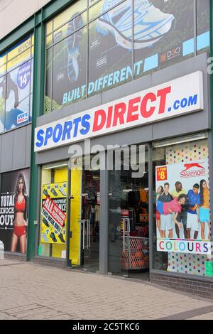 BIRMINGHAM, Großbritannien - 24. APRIL 2013: SportsDirect Sport Fashion Store in Birmingham, Großbritannien. Sports Direct bietet Rabatt Sportwaren in 670 Geschäften worldwi Stockfoto