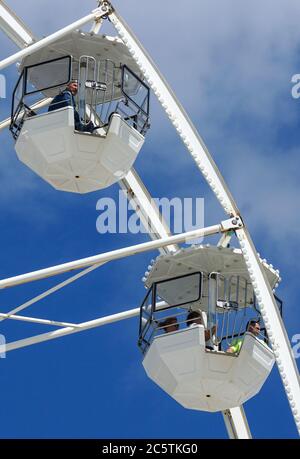 Bournemouth, Großbritannien. Juli 2020. Soziale Distanz leicht zu pflegen auf dem Bournemouth Observation Wheel, wie es für Besucher an der Küste in der Stadt Dorset wieder öffnet. Kredit: Richard Crease/Alamy Live Nachrichten Stockfoto