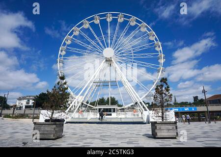 Bournemouth, Großbritannien. Juli 2020. Soziale Distanz leicht zu pflegen auf dem Bournemouth Observation Wheel, wie es für Besucher an der Küste in der Stadt Dorset wieder öffnet. Kredit: Richard Crease/Alamy Live Nachrichten Stockfoto