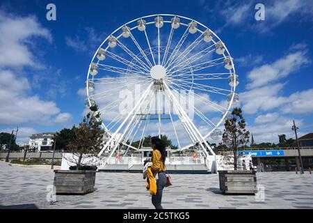 Bournemouth, Großbritannien. Juli 2020. Soziale Distanz leicht zu pflegen auf dem Bournemouth Observation Wheel, wie es für Besucher an der Küste in der Stadt Dorset wieder öffnet. Kredit: Richard Crease/Alamy Live Nachrichten Stockfoto