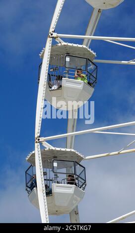 Bournemouth, Großbritannien. Juli 2020. Soziale Distanz leicht zu pflegen auf dem Bournemouth Observation Wheel, wie es für Besucher an der Küste in der Stadt Dorset wieder öffnet. Kredit: Richard Crease/Alamy Live Nachrichten Stockfoto