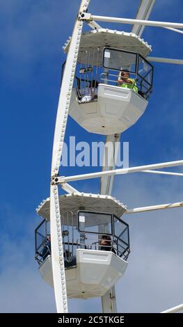 Bournemouth, Großbritannien. Juli 2020. Soziale Distanz leicht zu pflegen auf dem Bournemouth Observation Wheel, wie es für Besucher an der Küste in der Stadt Dorset wieder öffnet. Kredit: Richard Crease/Alamy Live Nachrichten Stockfoto