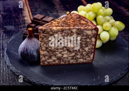 Käsekollektion, irischer brauner gewachster marbelierter Cheddar-Käse mit Guinness dunklem Stout-Bier aus nächster Nähe Stockfoto