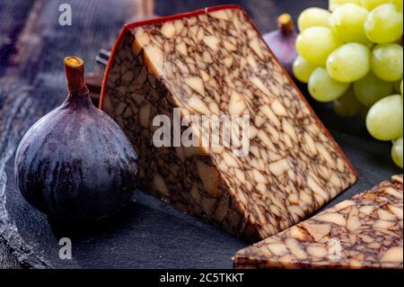 Käsekollektion, irischer brauner gewachster marbelierter Cheddar-Käse mit Guinness dunklem Stout-Bier aus nächster Nähe Stockfoto