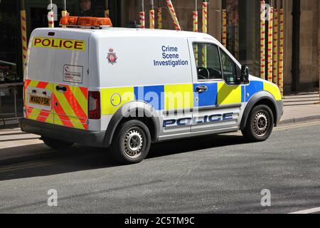 MANCHESTER, Großbritannien - 23 April, 2013: Britische Polizei Crime Scene Investigation Fahrzeug in Manchester, UK geparkt. Das Auto ist Ford Tourneo. Stockfoto