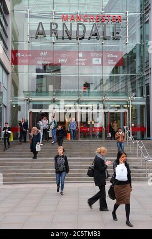MANCHESTER, Großbritannien - 23. APRIL 2013: Besucher besuchen Arndale Centre in der Einkaufsgegend von Manchester, Großbritannien. Greater Manchester ist die 3. Bevölkerungsreichste Stadt sind Stockfoto