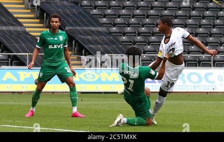 Liberty Stadium, Swansea, Glamorgan, Großbritannien. Juli 2020. English Football League Championship, Swansea City gegen Sheffield Mittwoch; Rhian Brewster von Swansea City schießt Swansea City das erste Tor macht es 1-0 in der 52. Minute Kredit: Action Plus Sports/Alamy Live News Stockfoto