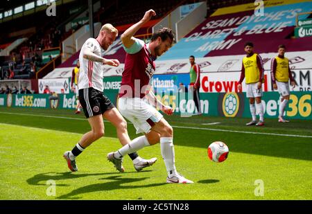 Burnleys Kevin Long (rechts) und Sheffield United's Oliver McBurnie (links) kämpfen während des Premier League-Spiels in Turf Moor, Burnley, um den Ball. Stockfoto