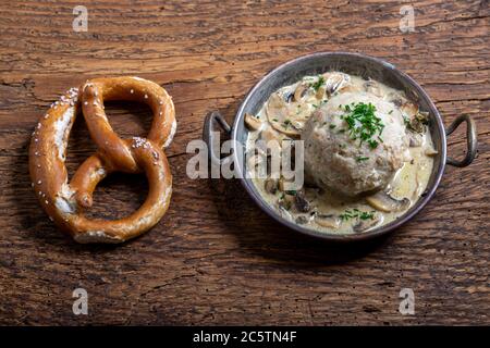 bayrischer Brotknödel mit Sauce Stockfoto