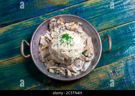 bayrischer Brotknödel mit Sauce Stockfoto