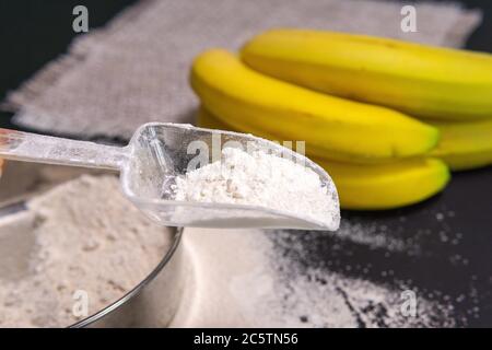 Bananenmehl Art des Mehls zum Backen. Glutenfreies Pflanzenmehl. Glutenunverträglichkeitskonzept. Stockfoto