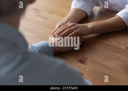Nahaufnahme der fürsorglichen Krankenschwester berühren Sie die Hand des Patienten Stockfoto