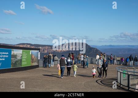 Echo Point in katoomba im Blue Mountains Nationalpark, Touristen besuchen Post covid 19 Pandemie, um jamison Valley, NSW, Australien zu sehen Stockfoto