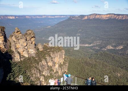 Drei Schwestern und Mount Solitary Jamison Valley am Echo Point Katoomba in den blauen Bergen NSW, Australien Stockfoto