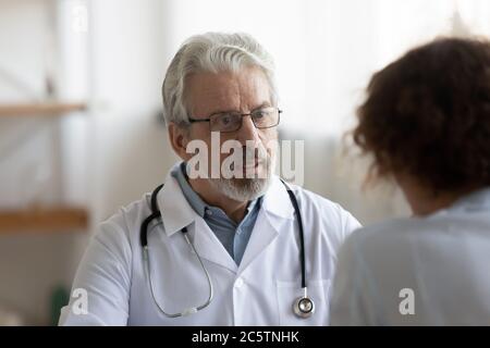 Leitender Arzt konsultieren Patienten bei der Besprechung Stockfoto