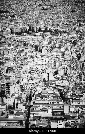 Luftaufnahme des Wohngebiets von Athen Stadt in Griechenland. Schwarz-Weiß-Uban-Fotografie Stockfoto