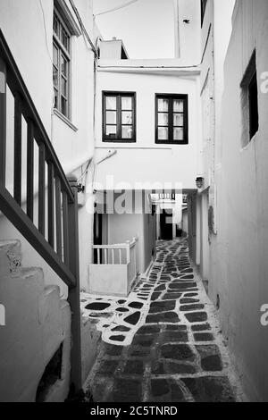 Blick auf die alte Straße in Mykonos Stadt, Griechenland. Schwarz-Weiß-Architekturfotografie Stockfoto