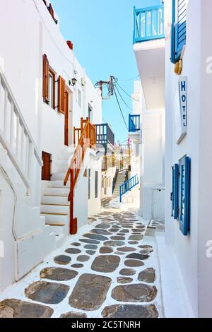 Blick auf die alte Straße mit weiß getünchten Häusern in Mykonos, Griechenland - griechische Stadtlandschaft Stockfoto