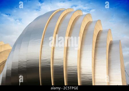KANSAS CITY, USA - 25. JUNI 2013: Kauffman Center für Darstellende Künste Gebäude in Kansas City, Missouri. Berühmte Gebäude wurde im Jahr 2011 abgeschlossen. Stockfoto