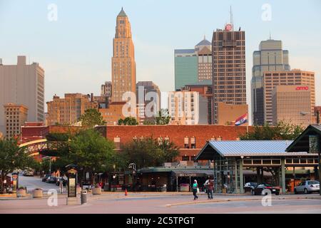 KANSAS CITY, USA - 25. JUNI 2013: die Menschen in der Innenstadt von Kansas City, Missouri entfernt. Kansas City ist die 30. größte Metropolregion in den USA mit Pop Stockfoto