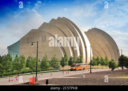 KANSAS CITY, USA - 25. JUNI 2013: Kauffman Center für Darstellende Künste Gebäude in Kansas City, Missouri. Berühmte Gebäude wurde im Jahr 2011 abgeschlossen. Stockfoto
