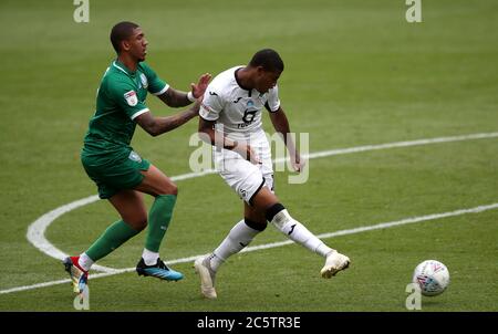 Rhian Brewster (rechts) von Swansea City hat während des Sky Bet Championship-Spiels im Liberty Stadium, Swansea, einen Torschuss. Stockfoto