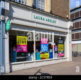 Bromley (Großraum London), Kent, Großbritannien. Laura Ashley Laden in Bromley High Street zeigt das Laura Ashley Logo. Der Laden hat einen Verkaufsabschluss. Stockfoto