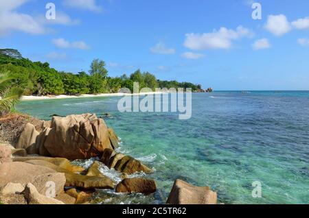 Seychellen, La Digue Küste, Blick auf den schönen Sandstrand Anse Severe - der berühmteste Strand auf den Inseln Stockfoto