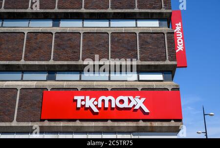 Bromley (Großraum London), Kent, Großbritannien. TK Maxx Store in Bromley High Street und Ringers Road mit dem TK Maxx Logo. Nur das Gebäude und TK Maxx Schild Stockfoto