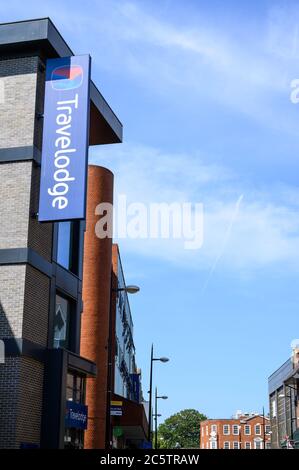 Bromley (Großraum London), Kent, Großbritannien. Das Travelodge Hotel in Bromley. Zeigt das Travelodge-Schild an der Seite des Hotels. Stockfoto