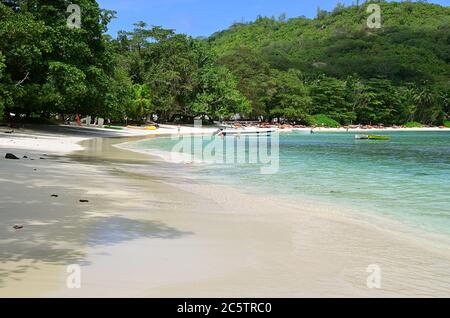 Blick auf die tropische Bucht Port Launay Marine National Park, Mahe, Seychellen Stockfoto