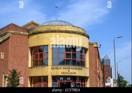 Bromley (Großraum London), Kent, Großbritannien. Das Bromley Magistrate Court und das Jugendgericht. Zeigt den Eingang zum Hof. Stockfoto