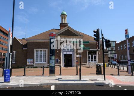 Bromley (Großraum London), Kent, Großbritannien. Bromley North Railway Station an der A21 Tweedy Road. Mit Südbahnschild und National Rail Logo. Stockfoto