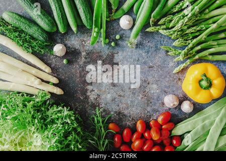 Gruppe von grünem Gemüse, flachlegen auf grauen Stein, kopieren Raum Stockfoto