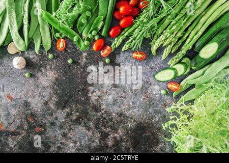 Gruppe von grünem Gemüse, flachlegen auf grauen Stein, kopieren Raum Stockfoto