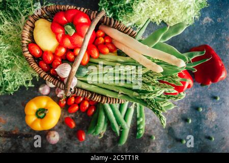 Gemüse im Korb mit frischen rohen Lebensmitteln. Draufsicht. Fokus auf den Vordergrund Stockfoto