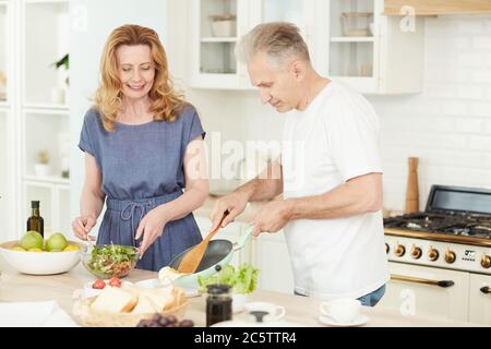 Taille up Porträt der modernen reifen Paar genießen Kochen zusammen zu Hause in der weißen Küche, Innenraum Kopie Raum Stockfoto
