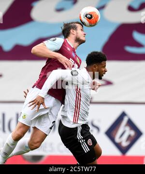 Burnleys Kevin Long (links) und Sheffield Unis Lys Mousset (rechts) kämpfen beim Premier League-Spiel in Turf Moor, Burnley, um den Ball in der Luft. Stockfoto