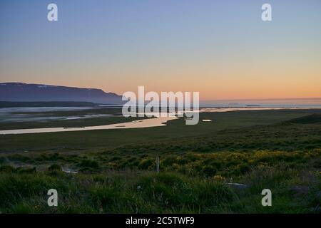 Mitternachtsuntergang in Skagafjordur im Norden Islands Stockfoto